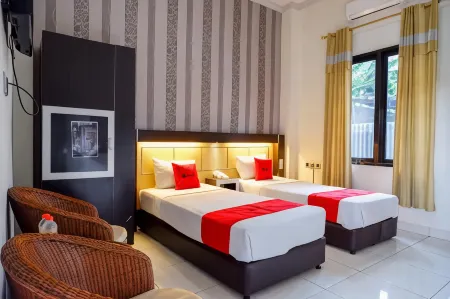 RedDoorz @ Hotel Bumi Palupy Отели в г. Палу