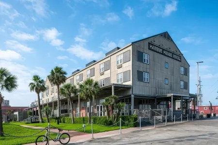 Harbor House Hotel and Marina at Pier 21 Отели рядом с достопримечательностью «Галвестон Айленд Конвеншен Сентер эт Сан Луис Резорт»