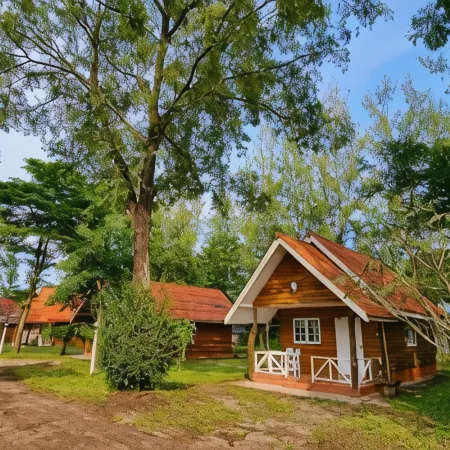 The Golden View Resort Suan Phueng Отели рядом с достопримечательностью «Кхао Краджом»