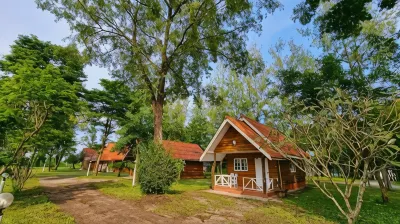 The Golden View Resort Suan Phueng Hotel in zona Wat Huai Sai Thong