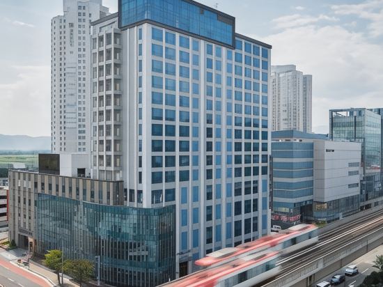 I Square Hotel