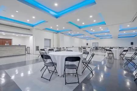 Clarion Hotel & Suites BWI Airport North Отели рядом с достопримечательностью «Bases»