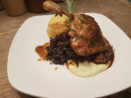 The Barge Inn Отели рядом с достопримечательностью «Yellowtail Camping»