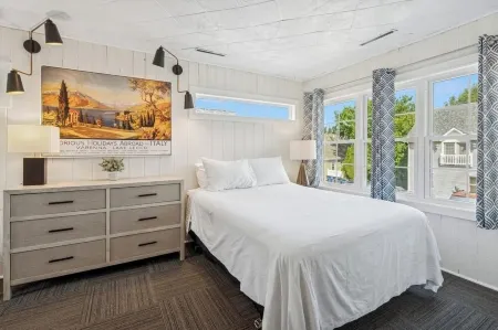 100 Steps to Lake Michigan Beach, Private Paved Courtyard, Gas Fire Pit.