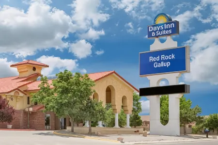 Days Inn & Suites by Wyndham Red Rock-Gallup Отели рядом с достопримечательностью «Navajo Code Talkers Museum»