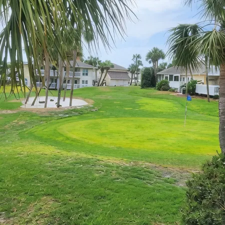 2/2, Sleeps 6, 9 hole golf course on site, pool out your front door, 8 min.beach