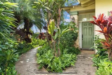 Ocean front condo Отели рядом с достопримечательностью «Парадайс Ков Паблик Бич»