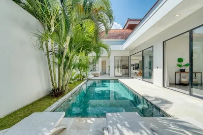 Yuka V2 – Modern Tropical 2BR W/ Pool in Seminyak- A Luxury Private Villa By Balinest Villas Hotel di Seminyak