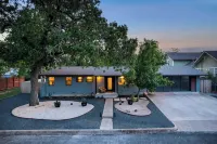 Das Weinhaus Pool & Hot Tub - Walk to Main St - 5-Star