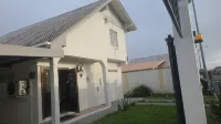Centrally located COUVA Family Home. Relax, Explore, and Stay Secure! Hoteles en 