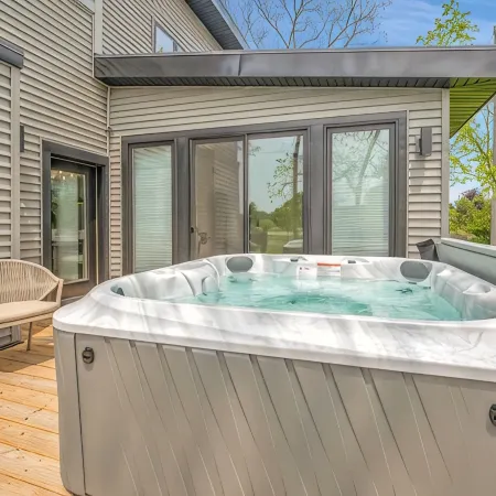 The Modern Glass Haus - Main St - DT Port Sanilac, walkable, hot tub open!