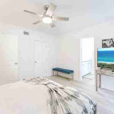 Waterfront Retreat—Views, Pool, Hot Tub, Gym Walk to Beach & Boca Resort! Rooms