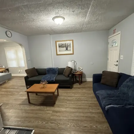 Cozy house in welcoming Cleveland with AC, WiFi