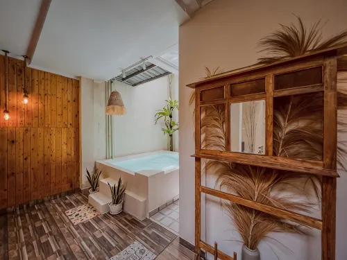 Monggo Nginep @Kotagede 5 Rooms with Tropical Pool - parking