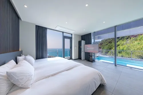 Geoje Party Regina Pool Villa - Private Pools