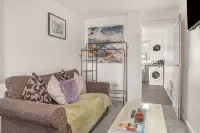 Apt 1: Cosy Ground-Floor Flat - By ShireStays - 3-Star