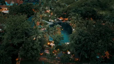 Xishuangbanna Peacock Valley Hot Spring VILLA Resort Отели в г. 