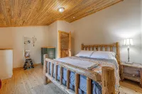 Glacier National Park-cozy, rustic home w/ hot tub, just 6 minutes to the park