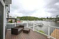 Charming Lake Home on Lake Hopatcong in a quiet cove bring a boat or Waverunner