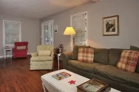 Pet friendly cottage w large fenced yard. Available weekly, monthly or nightly! - 2-Star