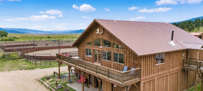 Private Ranch for Weddings, Retreats, Reunions. Sleeps 30 in Two Lodging Units, Ξενοδοχεία στην πόλη Colfax County