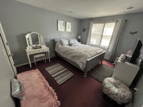 Entire house 2 miles to Misquamicut Beach- Sleeps 10!
