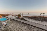 Salty Sands-Cozy 2-bedroom condo with WiFi, fitness room, directly on the beach! - 4つ星
