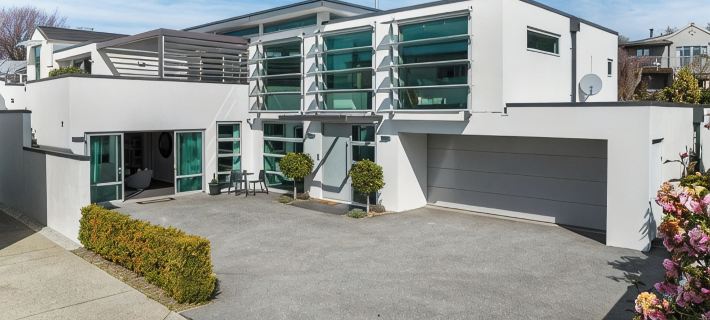 Lake & Mountain views, close to ski fields. Executive living - 3 bed/3 bath, spa Hoteles en Wanaka