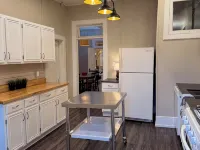 Charming Downtown Apartment with Bluff Views in Historic Decorah. Các khách sạn ở Decorah