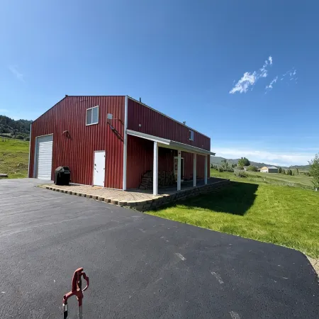Charming 3-bedroom barn with AC, WiFi in delightful Lava Hot Springs