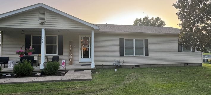 Charming pet friendly 3-bedroom 2 Bath house with WiFi, AC in fabulous Energy. Hotels in Williamson County