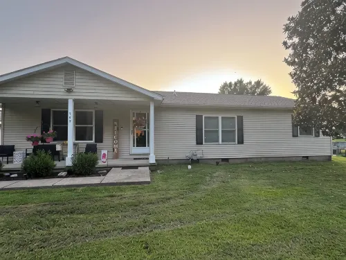 Charming pet friendly 3-bedroom 2 Bath house with WiFi, AC in fabulous Energy.