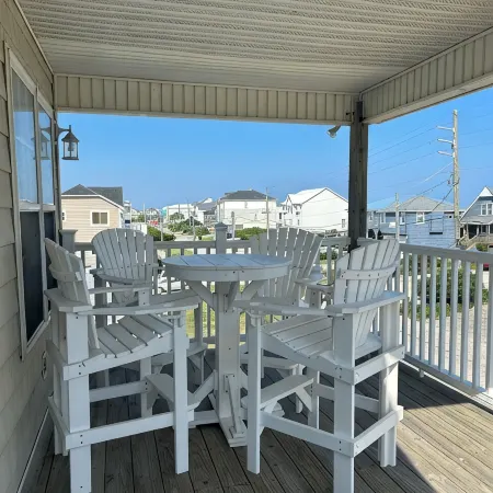 Charming and convenient 4 BR house in the heart of Surf City!