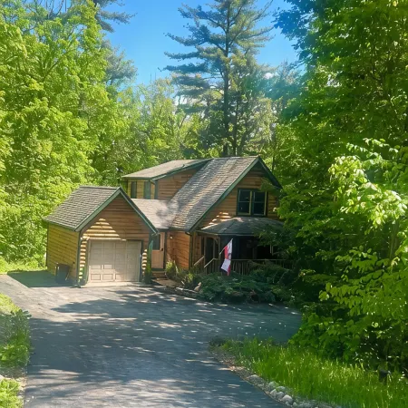 Charming Log Cabin in Lake George