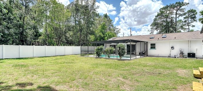 Manatee pool home Hotels in Spring Hill