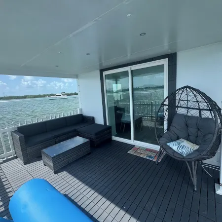 Charming house boat with 2 bedrooms and WiFi, AC in wonderful Islamorada