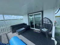 Charming house boat with 2 bedrooms and WiFi, AC in wonderful Islamorada