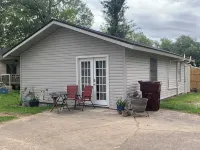 Cozy studio cottage in enchanting Lake Charles with AC, WiFi.