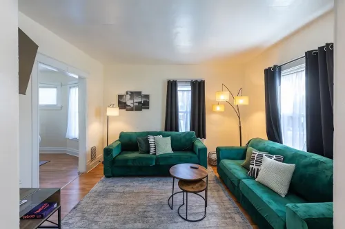 10% Off • Spacious 3BR Retreat w/ Breakfast, AC & WiFi • 5 Min to Niagara Falls - Homestays