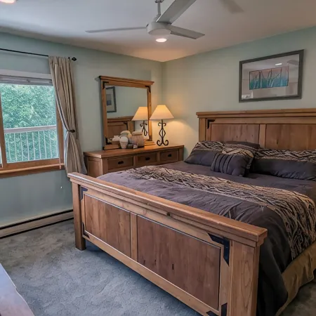 Luxury Condo w/ FREE WiFi, Parking, Heated Pool, Hot Tubs, Skier Shuttles