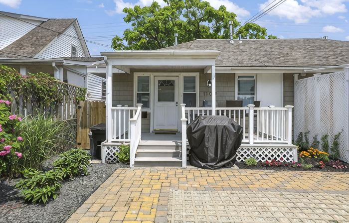 4 Houses to Beach!  Remodeled 2026. 4 Passes, Chairs, Towels, Umbrellas Included