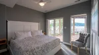 A Large Unique Panoramic Retreat at the Quiet 55-mile mark of Lake of the Ozarks - วิลล่า