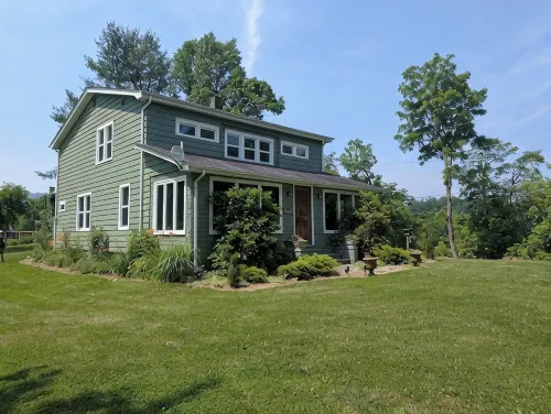 Charming 3-Bedroom Farmhouse in Scenic Pembroke, VA - Sleeps 8 - Homestays