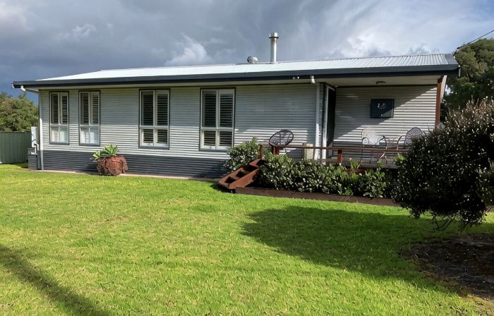 Walpole House is a cosy getaway by the Walpole inlet with a large backyard.