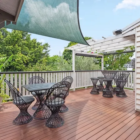 A Colourful Life! 4Bed/2.5Bath/1Car ~ Queenslander