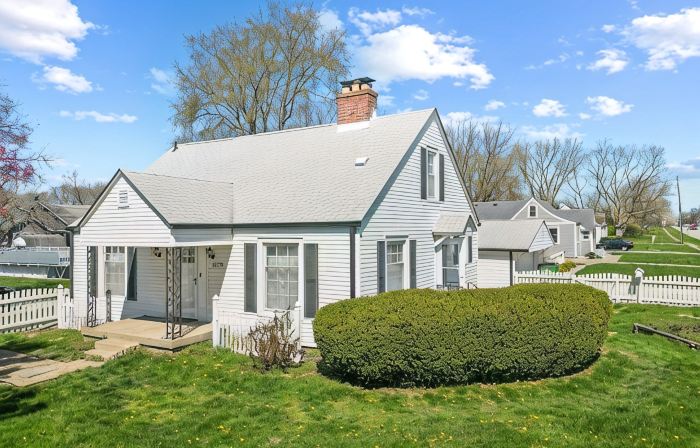 Entire house in Speedway! Pool~Big Yard~King Beds
