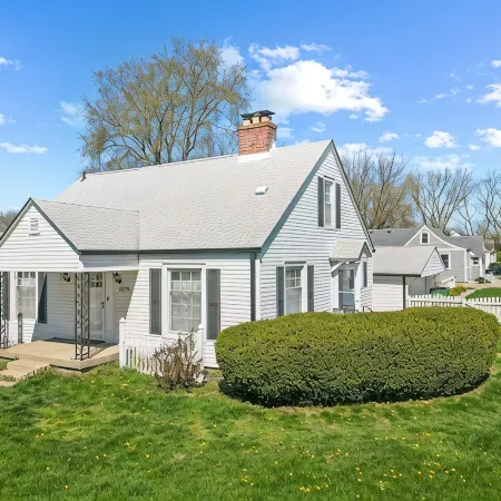 Entire house in Speedway! Pool~Big Yard~King Beds