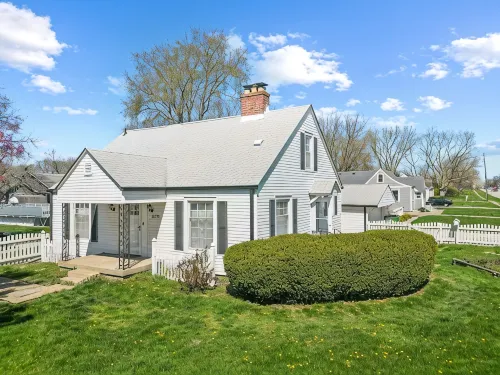 Entire house in Speedway! Pool~Big Yard~King Beds - Wifi
