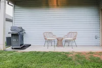 3 Bed. Downtown Designer Den w/ WiFi & AC in Amazing Greer NEAR AIRPORT