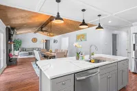 NEW IMMACULATE and quiet 4br Retreat between SAV DownTown & Tybee Island - Homestays